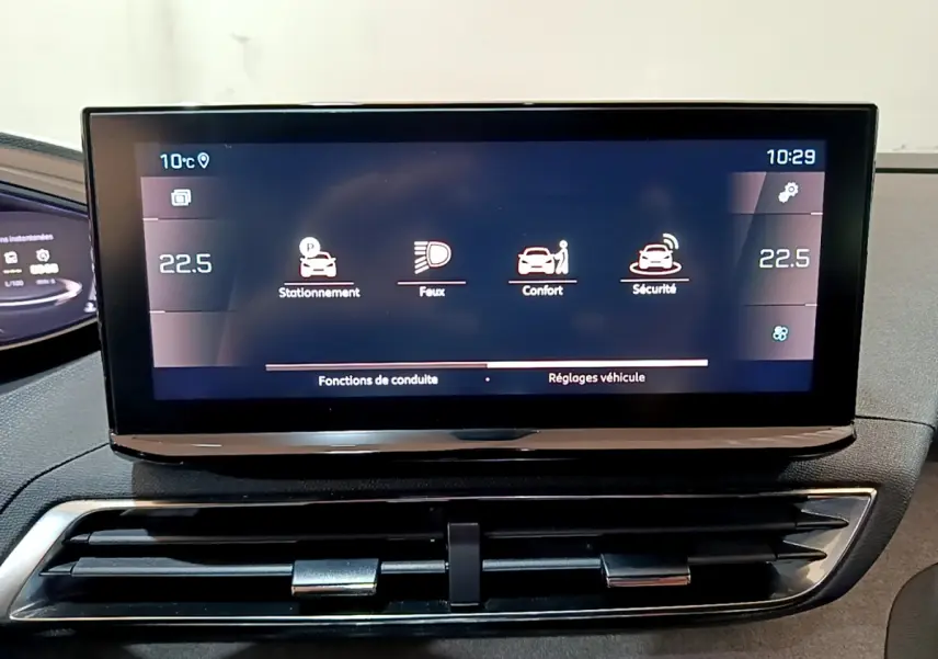 Écran tactile central du Peugeot 3008 GT 2023 affichant les réglages de conduite, vu de face en intérieur noir.