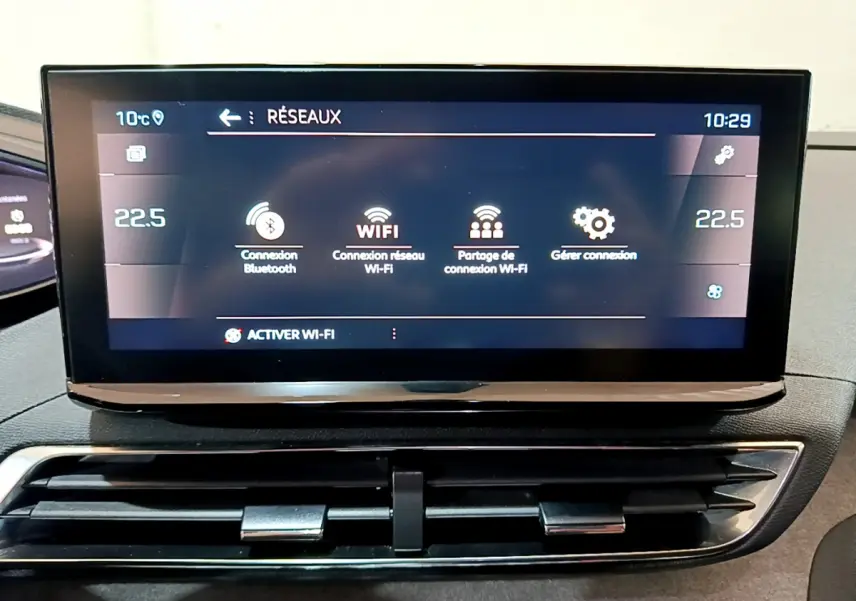 Écran tactile central du Peugeot 3008 GT 2023 affichant les options de connexion Wi-Fi et Bluetooth, tableau de bord noir.