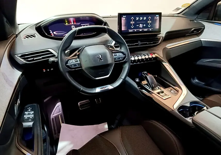 Intérieur Peugeot 3008 GT 2023 vu côté conducteur, volant cuir GT, tableau de bord digital et écran tactile central.