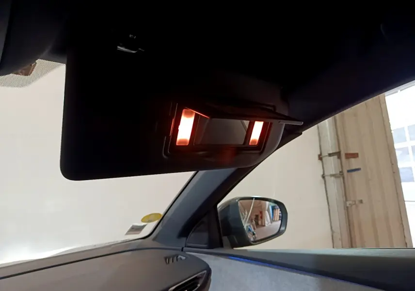 Miroir de courtoisie éclairé sur pare-soleil côté conducteur dans l'habitacle du Peugeot 3008 noir 2023.