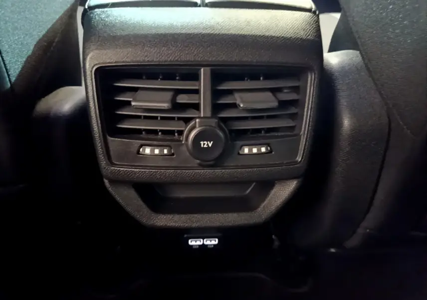 Vue rapprochée des aérateurs arrière noirs avec prise 12V et ports USB du Peugeot 3008 GT 2023.
