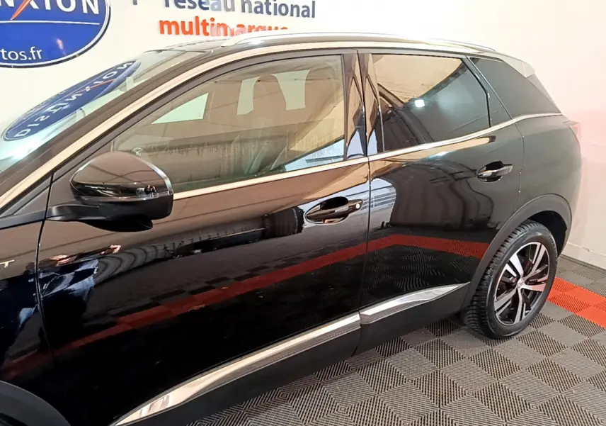 Profil côté gauche noir brillant du Peugeot 3008 GT 2023 avec jantes alliage et détails chromés sur les portières