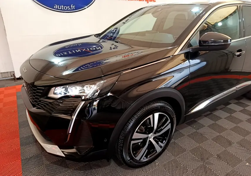 Peugeot 3008 BlueHDi 130 GT noir en 3/4 avant droit, avec phares LED et jantes alliage distinctives.