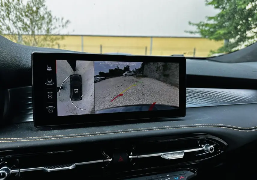 Écran tactile intérieur de l'Alfa Romeo Tonale 2024 montrant la caméra de recul et l'aide au stationnement.