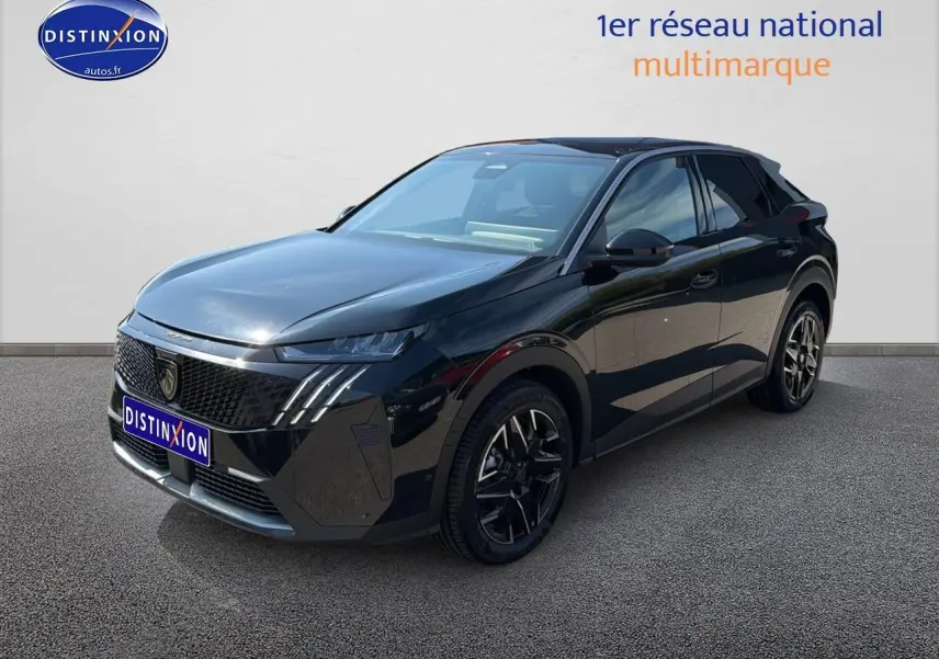Peugeot 3008 noir perla nera vue 3/4 avant droit avec jantes alu et calandre distinctive.