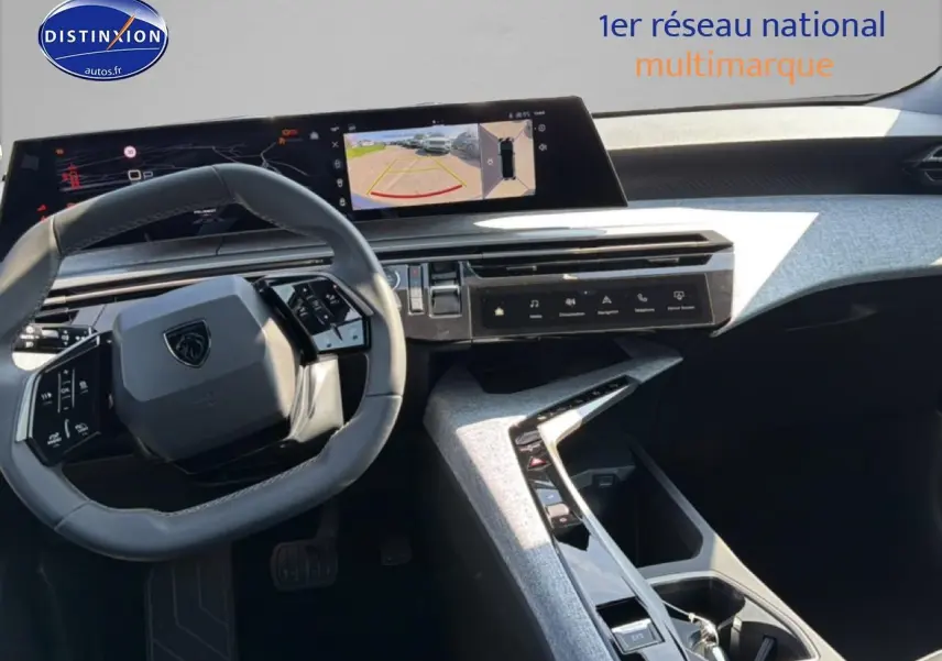 Vue intérieure du tableau de bord et volant cuir noir du Peugeot 3008 1.2 hybrid 145 allure e-dcs6 2025.