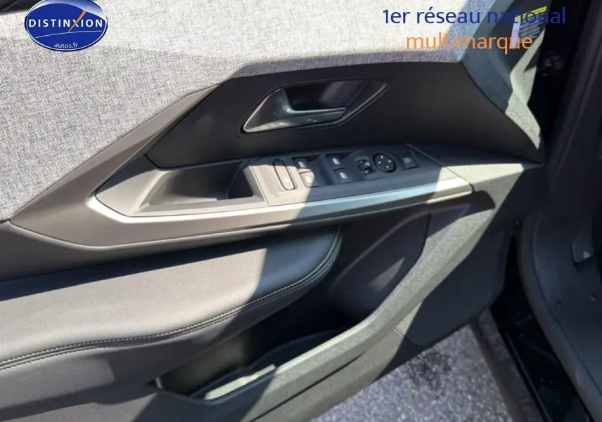 Vue rapprochée de la porte avant gauche noire du Peugeot 3008 1.2 hybrid 145 allure avec commandes de vitres et rétroviseurs.