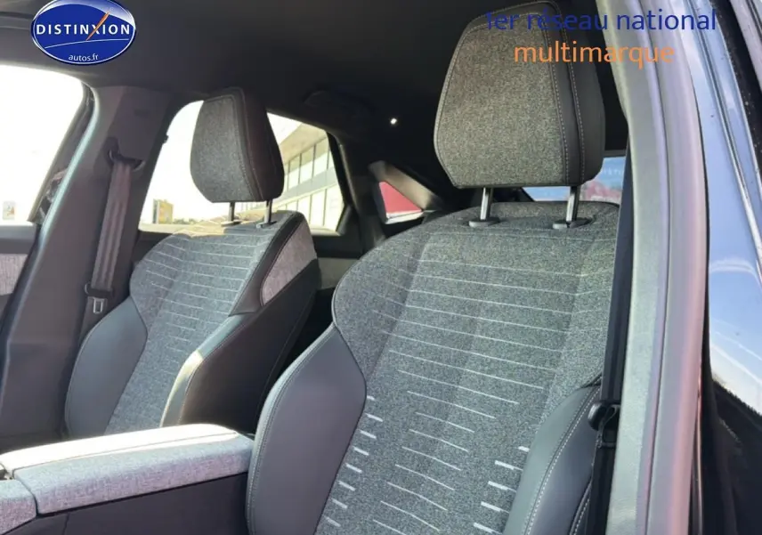 Vue intérieure rapprochée des sièges avant en tissu gris et cuir noir du Peugeot 3008 1.2 Hybrid 145 Allure 2025.