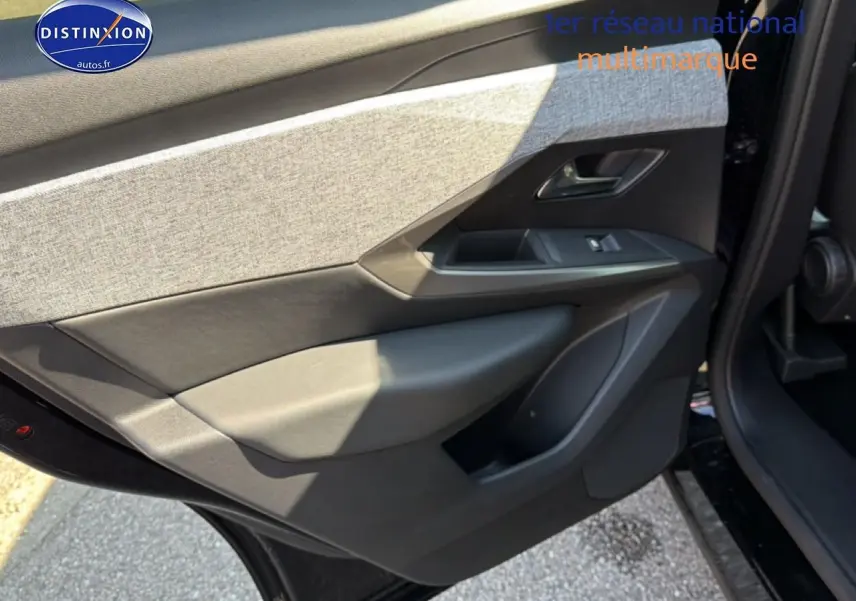 Vue intérieure de la porte avant gauche du Peugeot 3008 noir perla nera, avec habillage tissu et plastique gris.