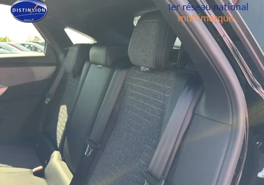 Vue intérieure sur la banquette arrière du Peugeot 3008 noir perla nera, avec sièges en tissu gris et ceintures visibles.