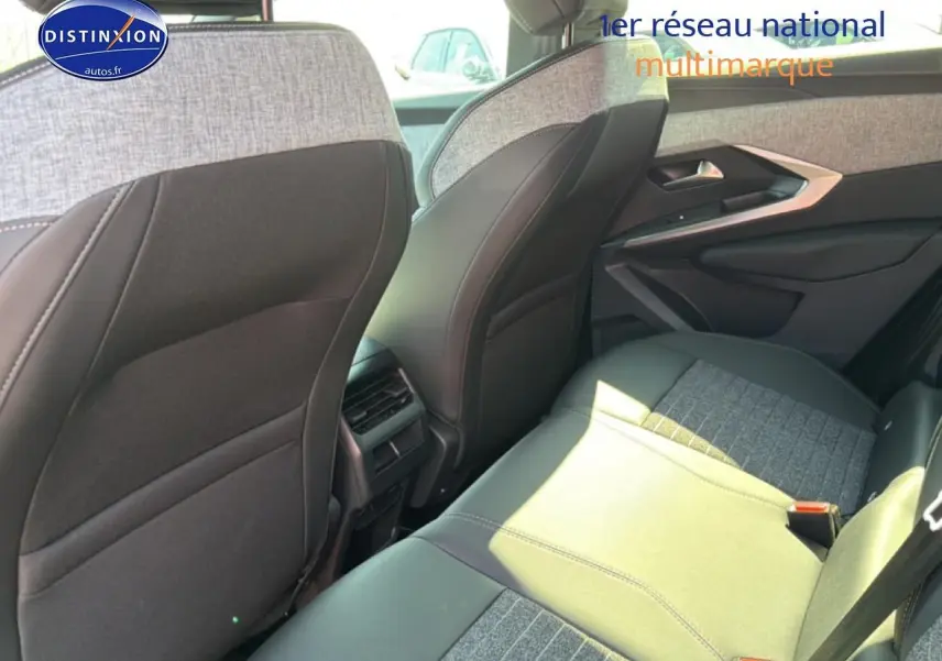 Vue intérieure arrière droite du Peugeot 3008 2025, sièges bi-matière gris et noir avec finitions tissu et cuir.