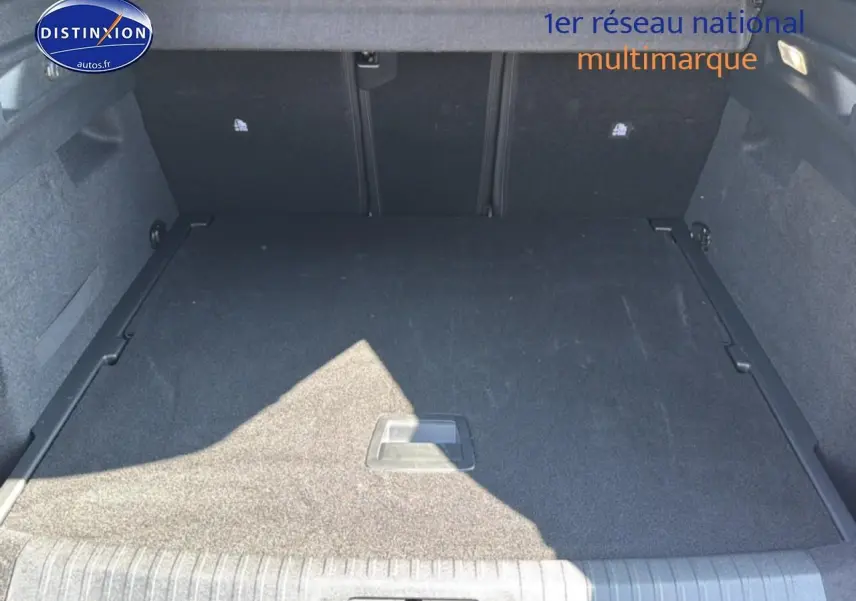 Coffre spacieux du Peugeot 3008 1.2 hybrid 145 allure noir perla nera, vue intérieure arrière avec plancher plat.