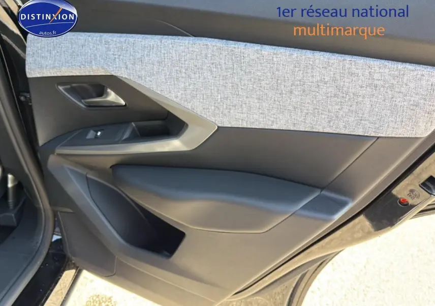 Vue intérieure de la porte avant gauche du Peugeot 3008 noir, avec habillage tissu gris et plastique noir.