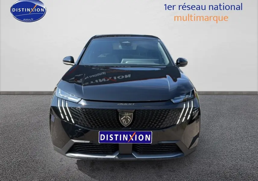Peugeot 3008 noir perla nera vue de face, mettant en valeur la calandre et les phares LED distinctifs.