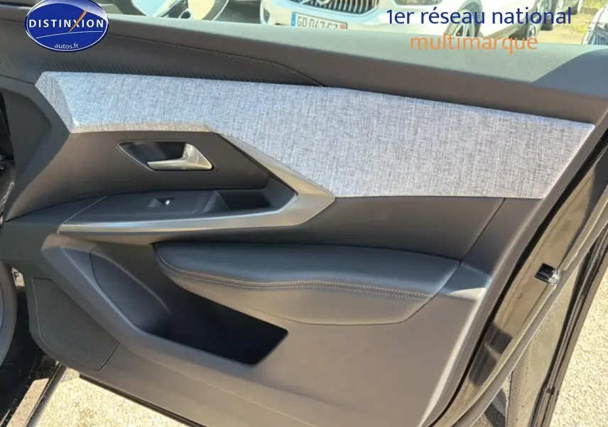 Vue côté gauche de la porte avant noire perla nera du Peugeot 3008 1.2 hybrid 145 allure avec insert tissu gris.