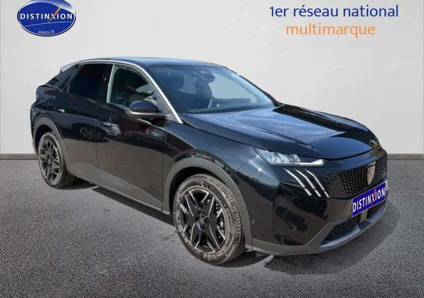 Peugeot 3008 noir perla nera vue 3/4 avant droit, jantes alu noires et calandre distinctive Peugeot.