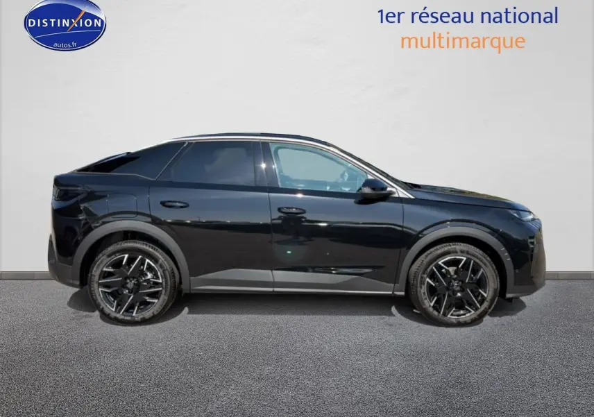 Profil latéral droit du Peugeot 3008 noir perla nera avec jantes alu noires et vitres surteintées.