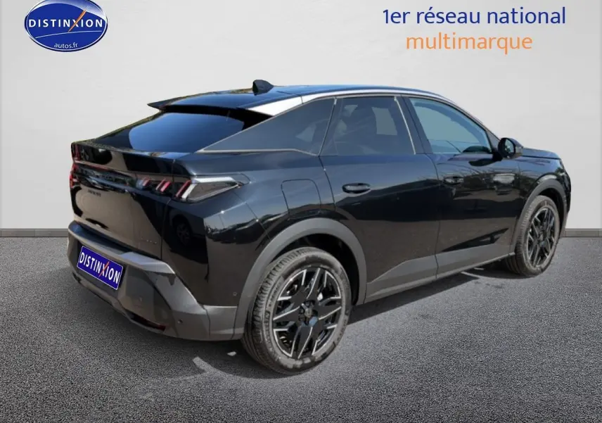 Peugeot 3008 noir perla nera vue 3/4 arrière droit, jantes alu noires et vitres arrière surteintées.