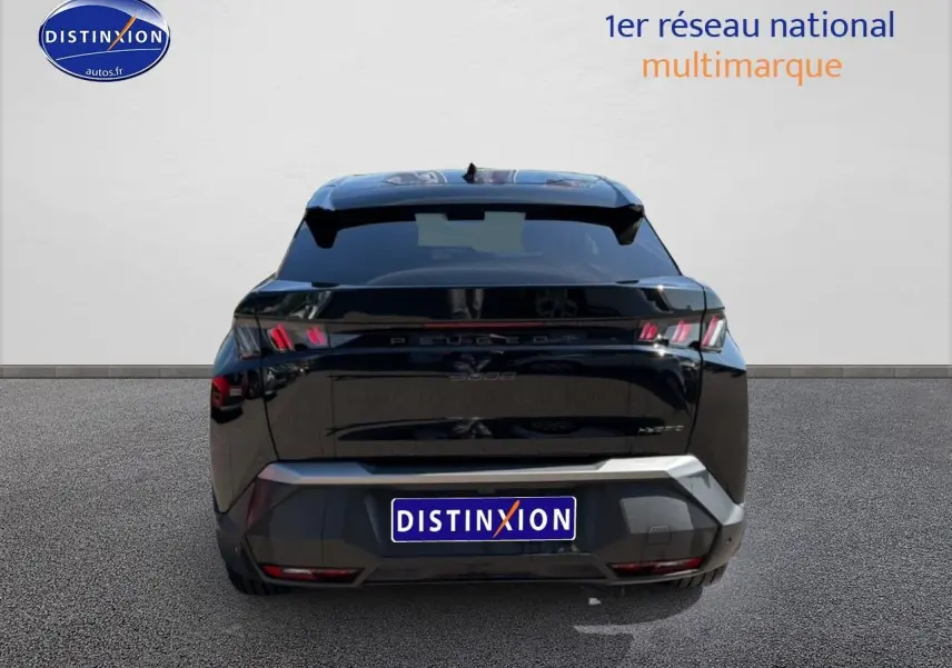 Vue arrière d’un Peugeot 3008 noir perla nera meta avec feux LED et becquet arrière visible.