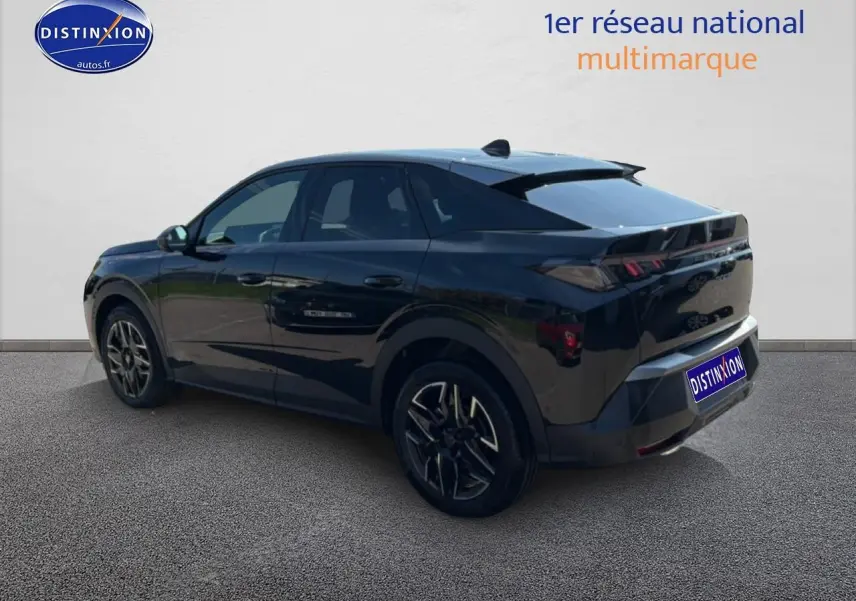 Peugeot 3008 noir perla nera vue 3/4 arrière droit, soulignant ses jantes alu et feux arrière LED.