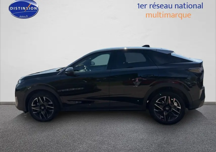 Profil côté gauche d’un Peugeot 3008 noir perla nera 2025 avec jantes alliage et vitres surteintées.