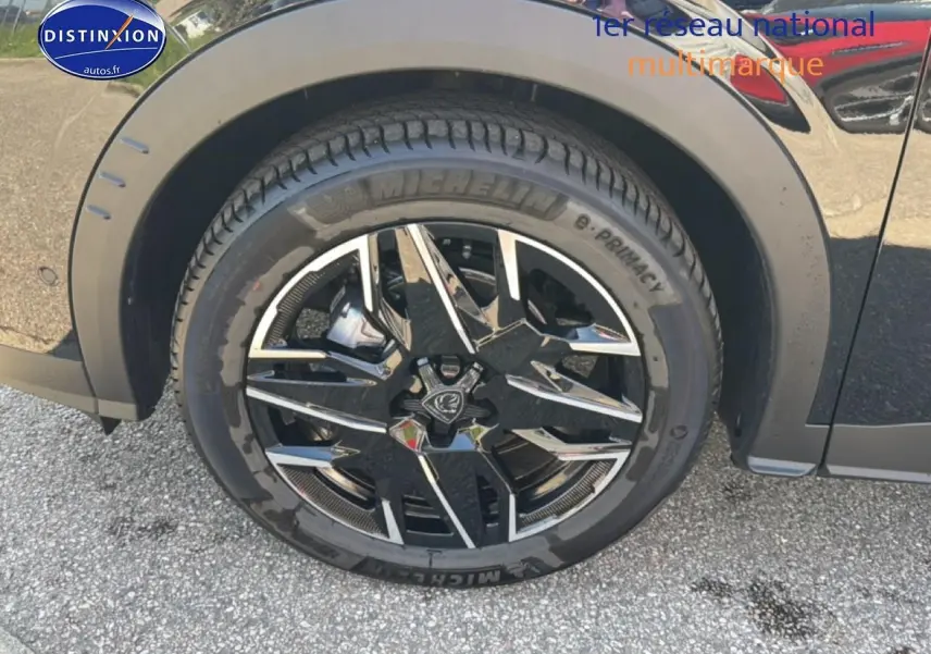 Gros plan sur la roue avant gauche noire perla nera meta du Peugeot 3008 1.2 hybrid 145 allure e-dcs6 avec jante alu stylisée.