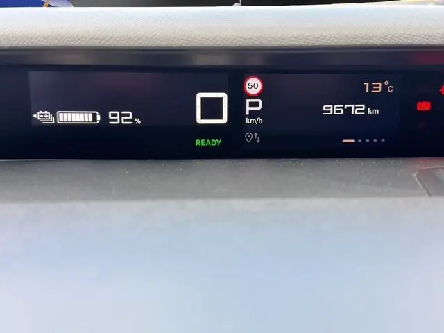 Tableau de bord numérique de Citroën C3 Aircross électrique 2025 affichant batterie à 92% et 9672 km.