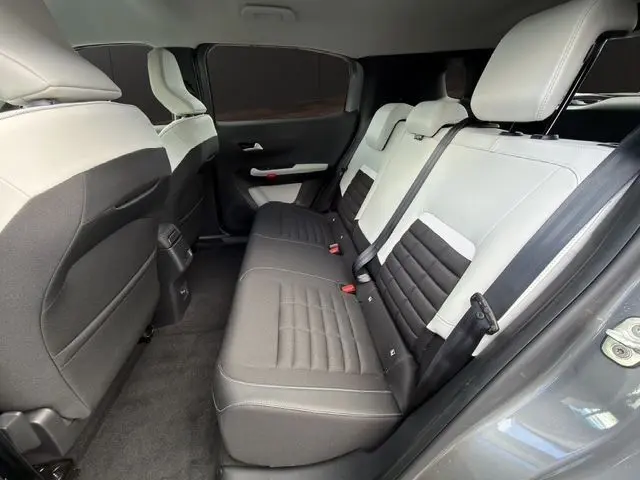 Vue intérieure arrière droite de la banquette bicolore gris clair et noir du Citroën C3 Aircross 2025 électrique.