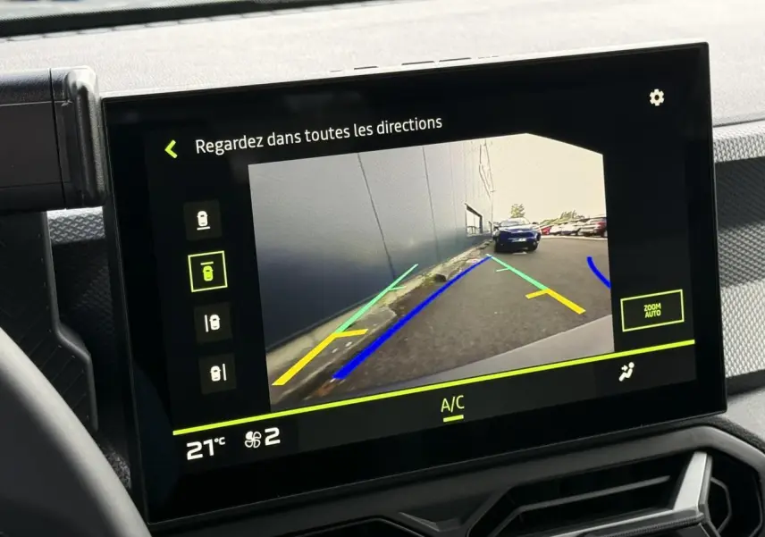 Écran tactile intérieur affichant la caméra 360° du Dacia Duster 2026 avec vue arrière et guidage coloré.