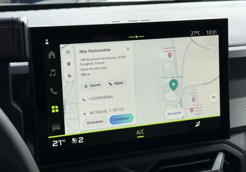 Écran tactile central 10 pouces du Dacia Duster 2026 affichant une navigation avec carte et options connectées.
