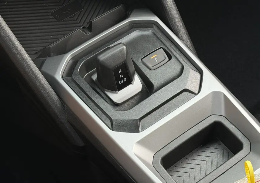 Vue rapprochée de la console centrale du Dacia Duster 2026, montrant le levier de vitesses automatique et le bouton de parking.
