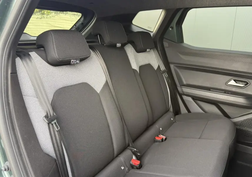 Vue intérieure côté droit sur la banquette arrière noire et grise du Dacia Duster Vert Cèdre 2026.