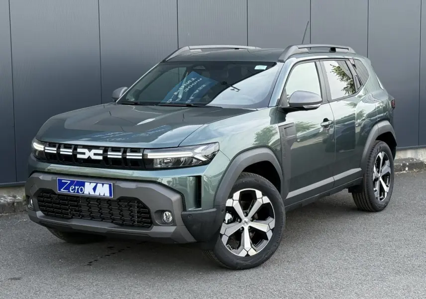 SUV Dacia Duster Vert Cèdre en 3/4 avant droit, avec jantes alliage et barres de toit noires.