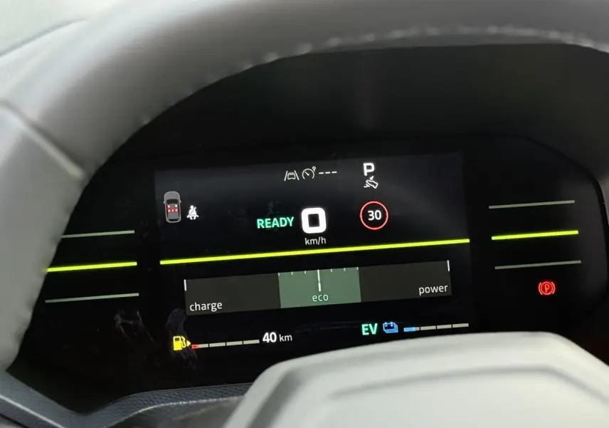 Vue rapprochée du tableau de bord digital du Dacia Duster 2026, affichant la vitesse et mode éco en vert.