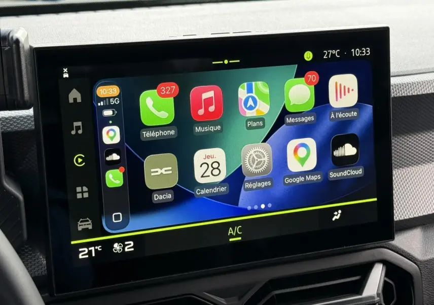Écran tactile central 10 pouces du Dacia Duster 2026 affichant les applications Apple Car Play dans l'habitacle.