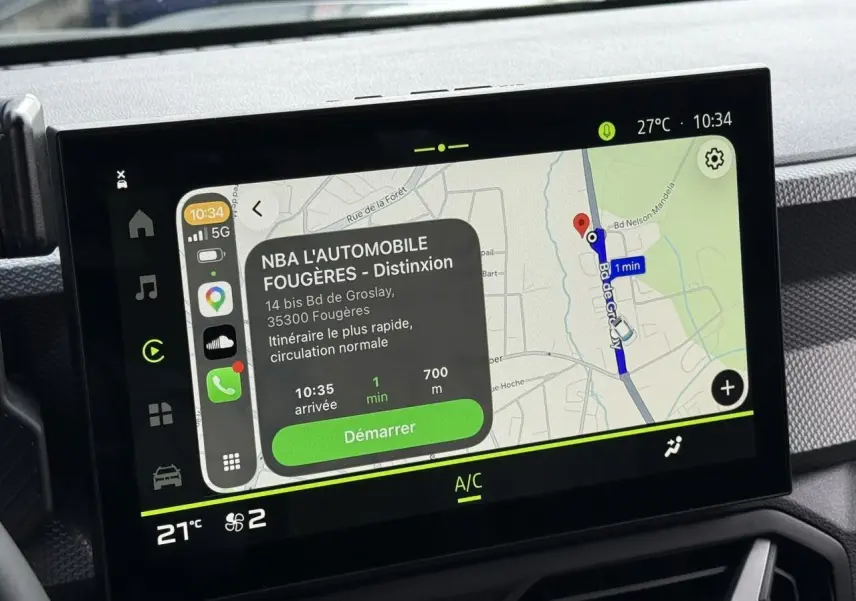 Écran tactile central du Dacia Duster 2026 affichant la navigation avec interface Apple Car Play.