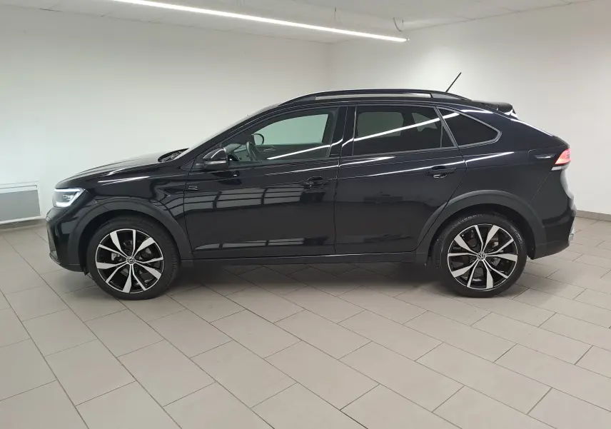 Profil côté gauche du Volkswagen Taigo noir intense 2025 avec jantes alliage 18 pouces Misano et finition R-Line Edition.