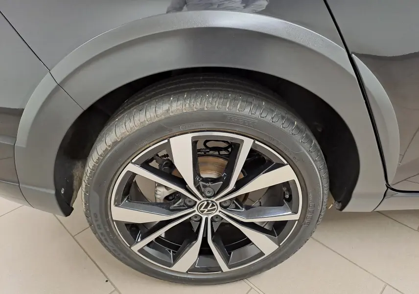 Gros plan sur la roue avant droite du Volkswagen Taigo noir intense avec jante alliage léger 18 pouces Misano.