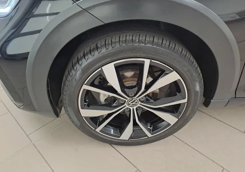 Gros plan sur la jante alliage 18 pouces Misano noire et argent du Volkswagen Taigo noir intense, côté avant gauche.