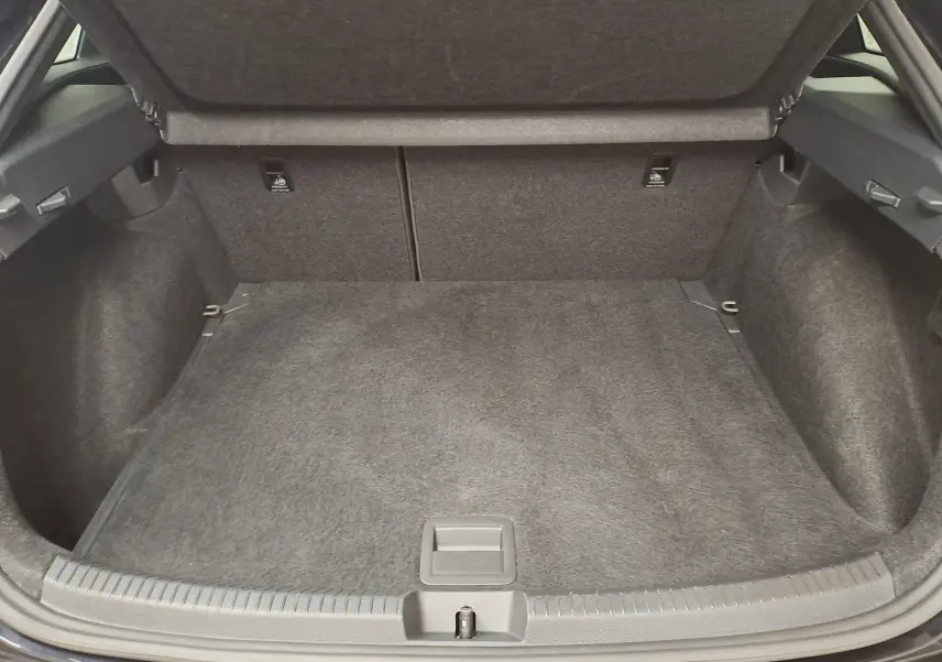 Coffre ouvert vu de face du Volkswagen Taigo 1.0 TSI 116 DSG7 R-Line Edition noir intense, intérieur tissu gris.