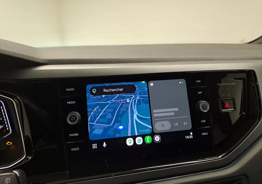 Tableau de bord du Volkswagen Taigo 2025 avec écran tactile central affichant navigation et commandes multimédia.