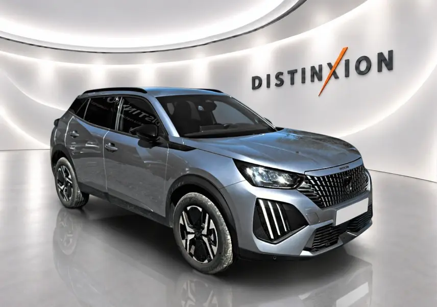 Peugeot 2008 1.2 100 Allure gris Artense en 3/4 avant droit, avec calandre distinctive et jantes alu noires.