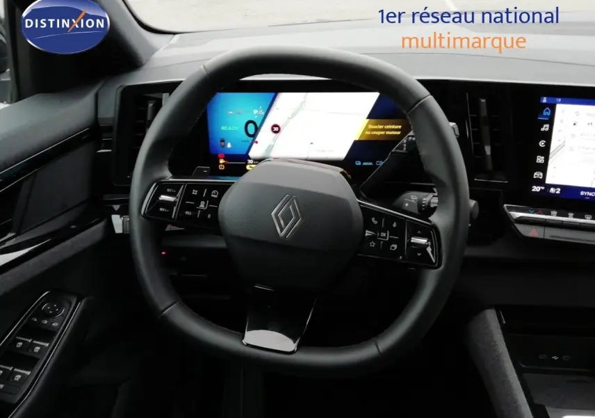 Vue centrée sur le volant et le tableau de bord numérique du Renault Austral gris Schiste, affichant la navigation et commandes.