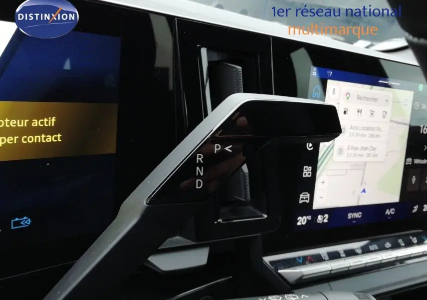 Gros plan sur la commande de boîte automatique du Renault Austral gris schiste, avec écran tactile et affichage numérique en arrière-plan.