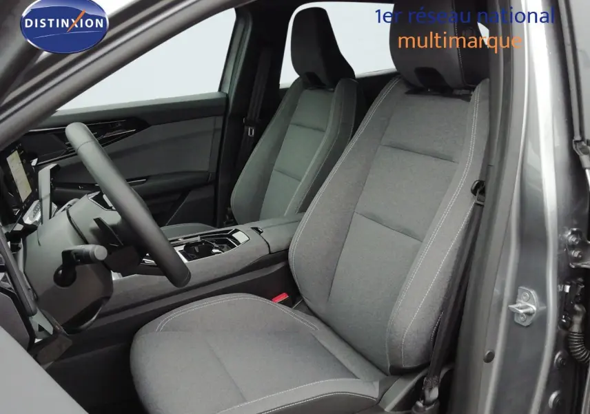 Vue intérieure côté conducteur du Renault Austral gris schiste métal, mettant en valeur les sièges tissu gris et le volant multifonction.