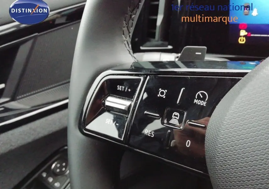 Gros plan sur les commandes du volant du Renault Austral gris schiste, mettant en valeur les boutons de régulateur et mode de conduite.