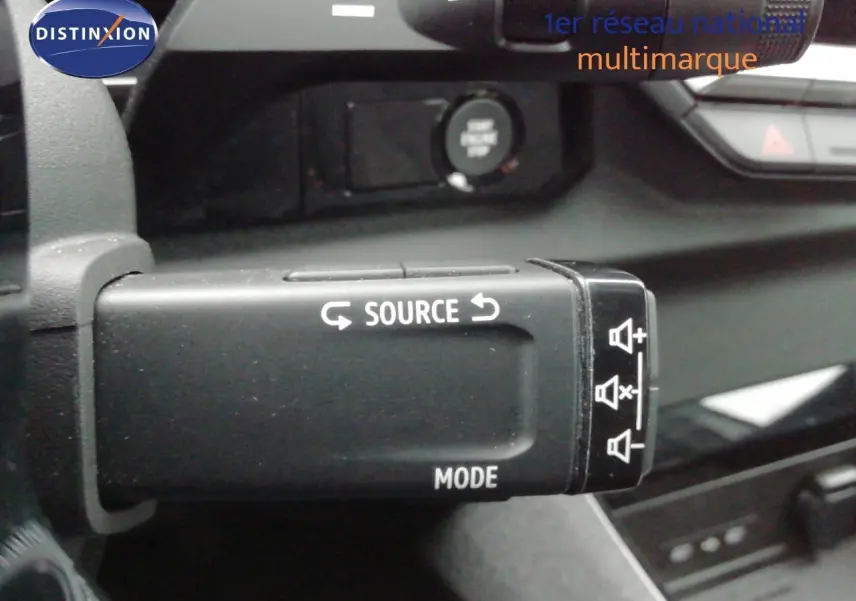Gros plan sur la commande au volant du Renault Austral 2025, avec boutons source et mode visibles en noir mat.