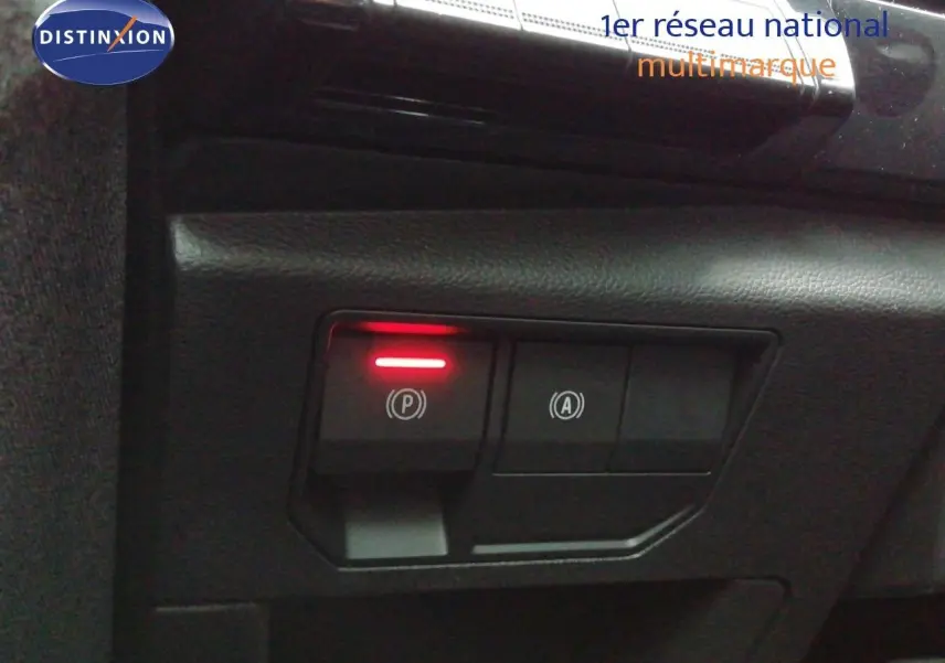 Gros plan sur les commandes électroniques de frein de stationnement et arrêt automatique dans un Renault Austral gris schiste.
