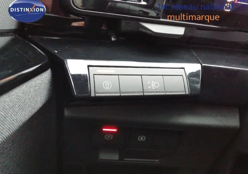 Vue intérieure en gros plan sur les commandes de réglage des phares et frein de parking du Renault Austral gris schiste 2025.