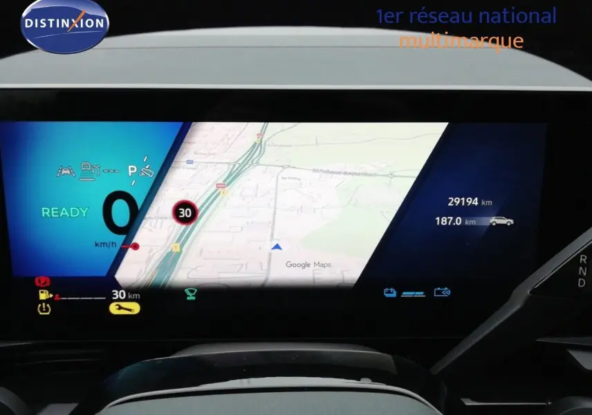 Tableau de bord numérique du Renault Austral E-Tech gris schiste, affichant la navigation et les informations de conduite.